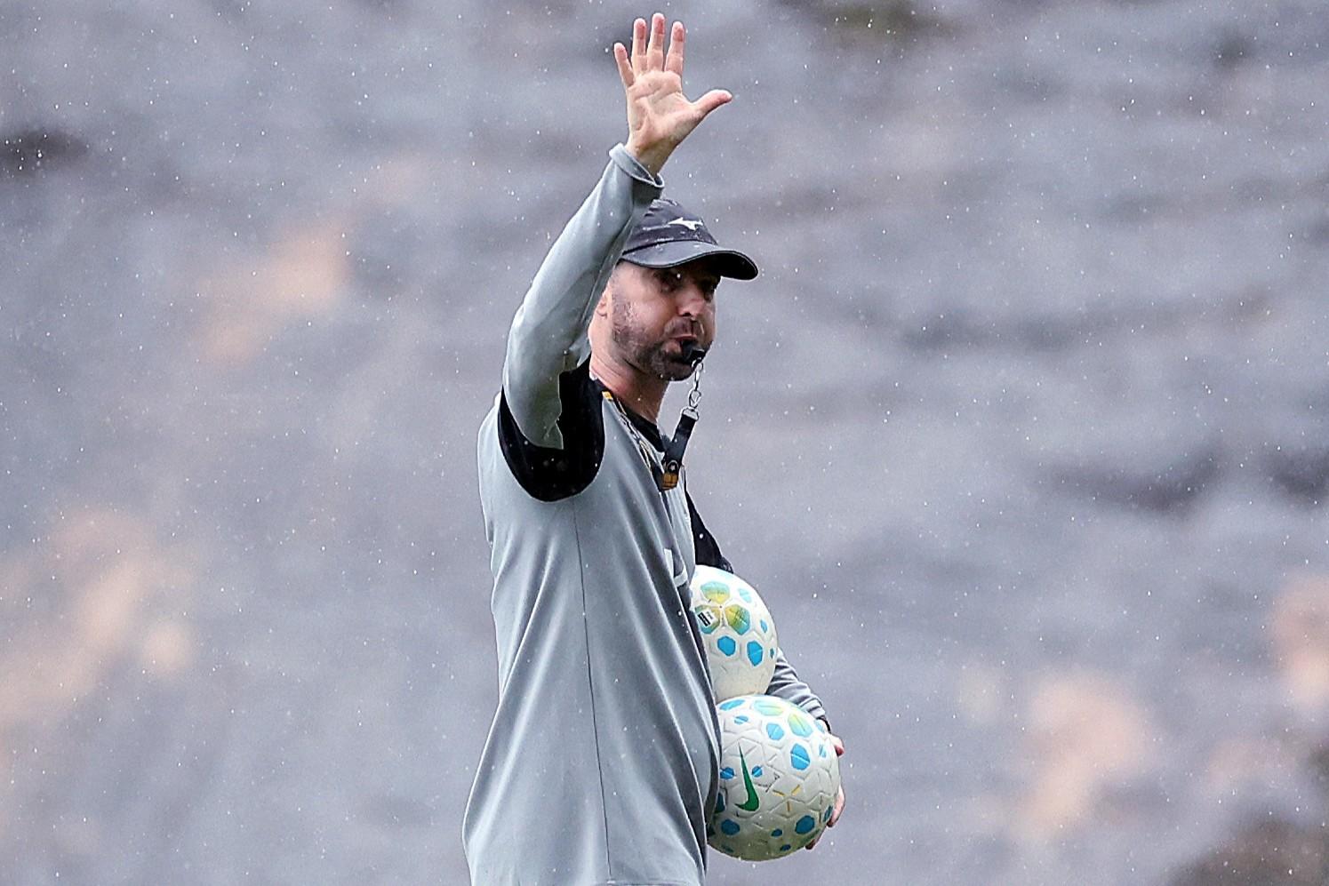 Botafogo mantém Bellão e busca técnico para reta final