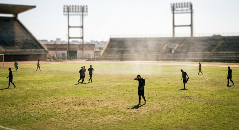 Calor na Copa 2026: a FIFA escolheu a TV, nao o atleta