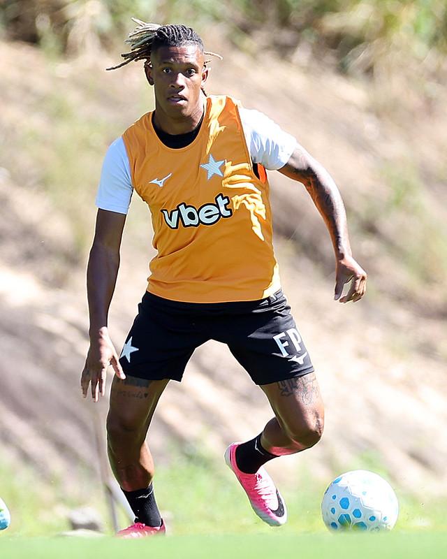 Danilo passa do limite de 12 jogos e trava no Botafogo