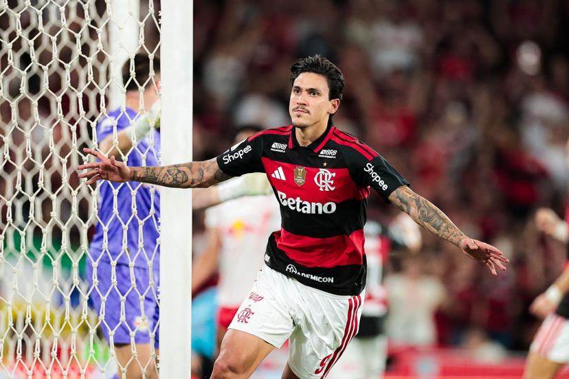 Flamengo vence Bragantino e abre três pontos na ponta