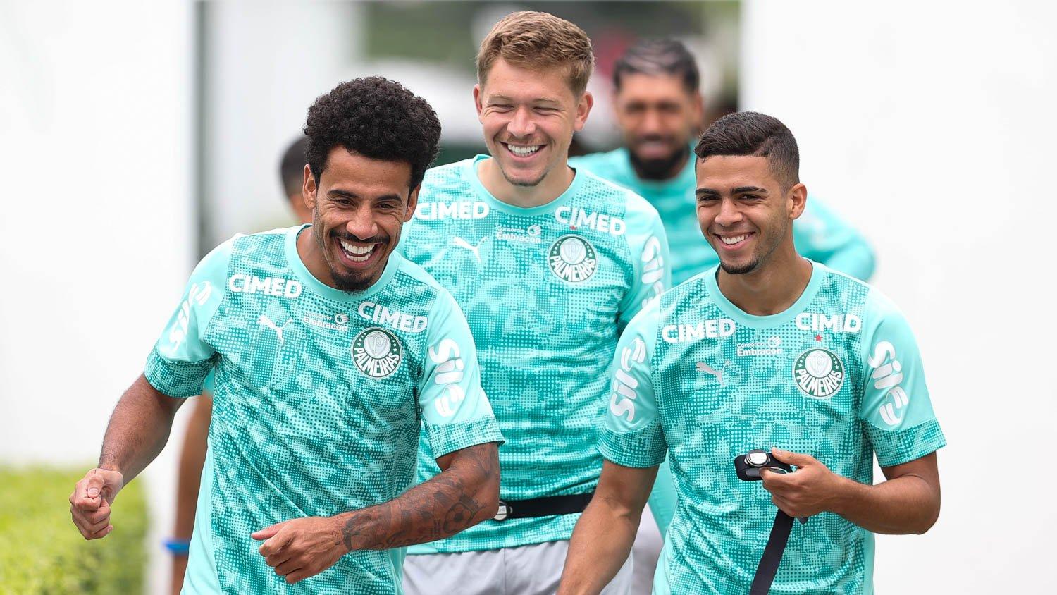 Lucas Evangelista emenda nove jogos como titular no Palmeiras