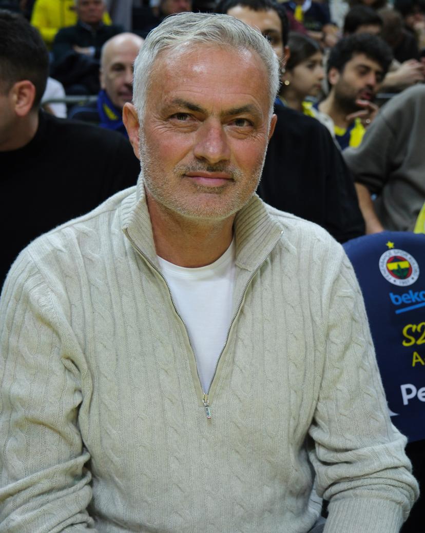 Mourinho fecha com Real Madrid e volta ao Bernabéu em 2026