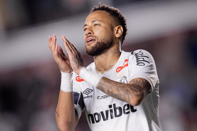 Neymar se reapresenta ao Santos com o futuro em aberto
