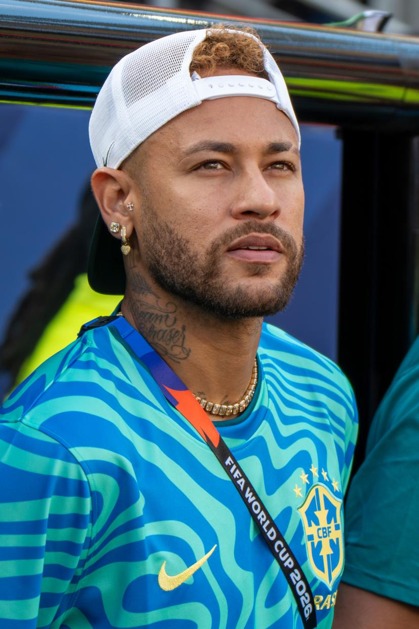 Neymar volta ao Santos sábado com o futuro ainda em aberto