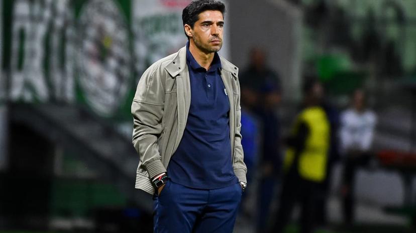 Conmebol investiga Abel Ferreira por dedo do meio a Flaco López