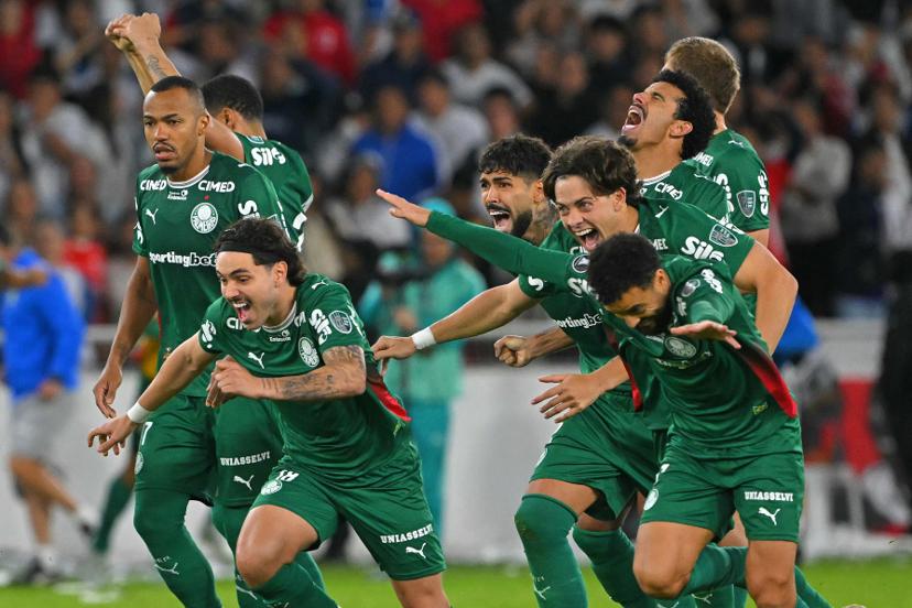 Palmeiras chega a R$ 60 mi e mantém três títulos em disputa