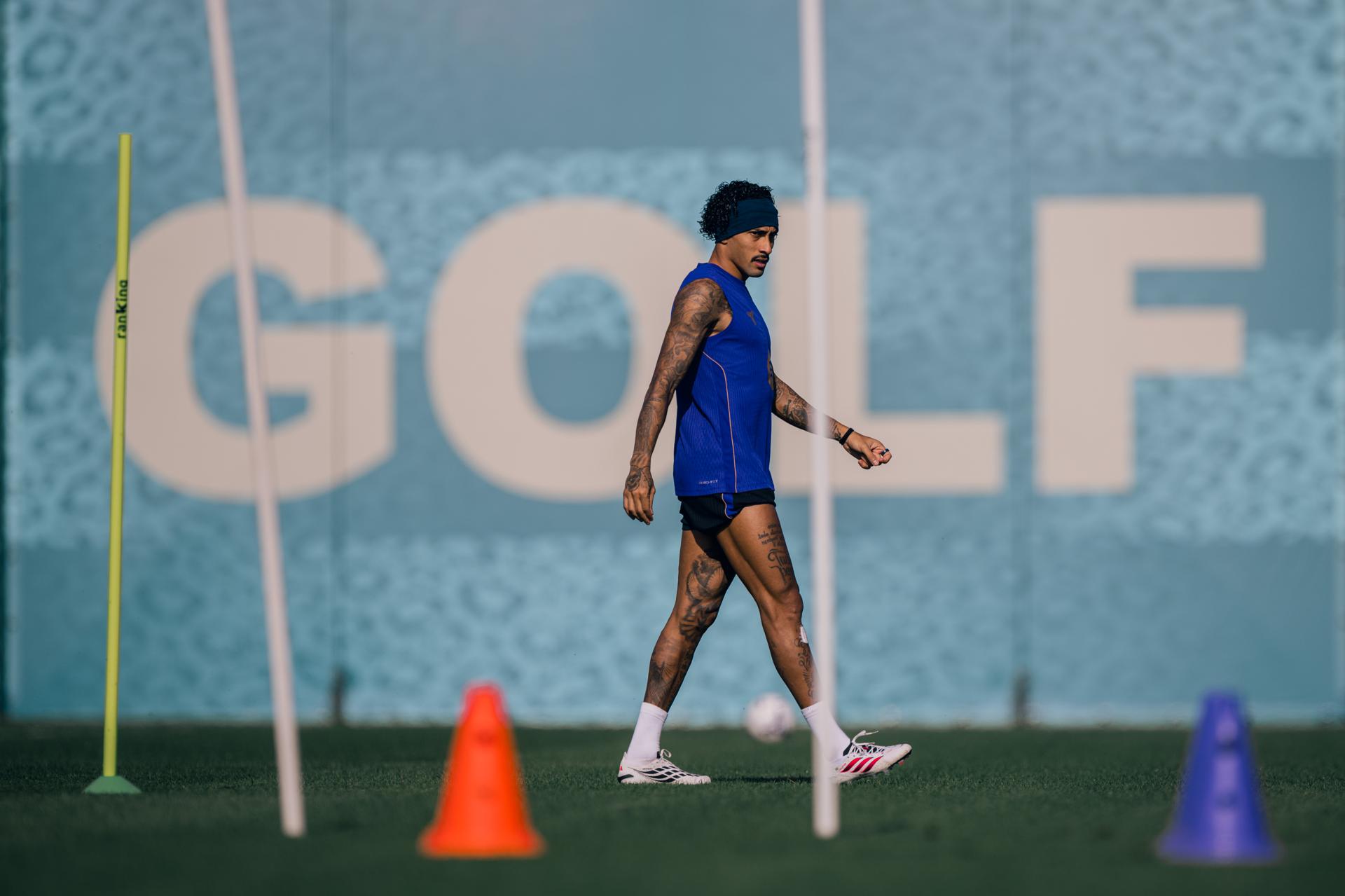 Raphinha volta ao treino do Barcelona e mira jogo com Betis