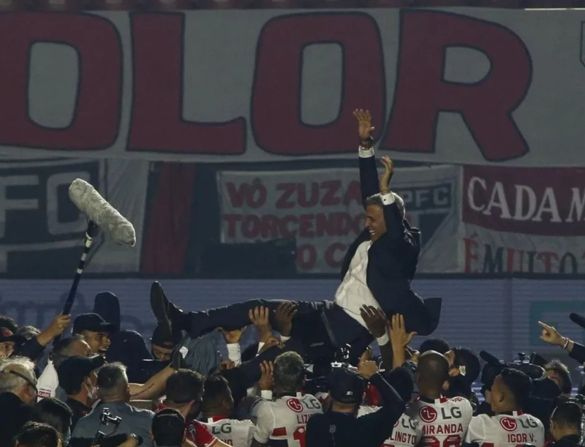 São Paulo demite Hernán Crespo após divergências internas e busca novo técnico