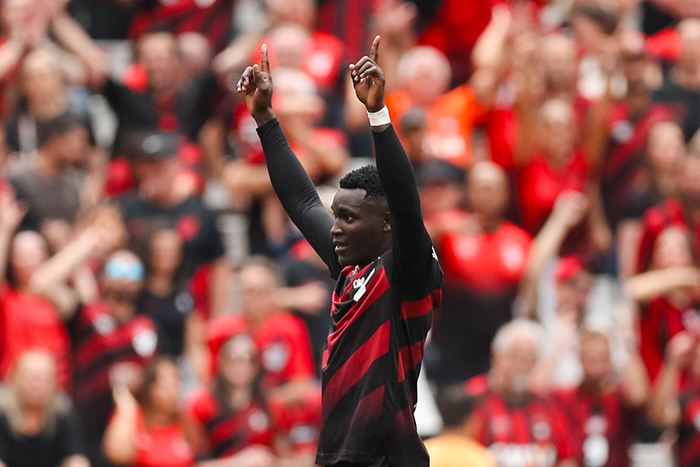 Colombianos decidem, Furacão vence Chape e encosta no G-4 do Brasileirão