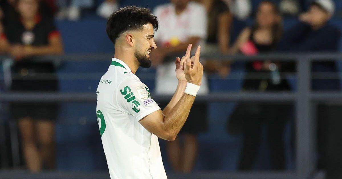 Palmeiras vence Bragantino com Flaco López e dispara na liderança