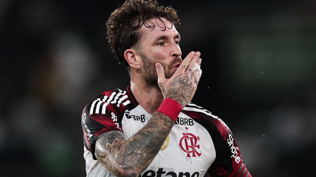 Flamengo arrasa Botafogo por 3 a 0 e encosta na liderança do Brasileirão
