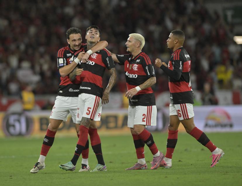 Flamengo reduz vantagem do Palmeiras na corrida pelo título