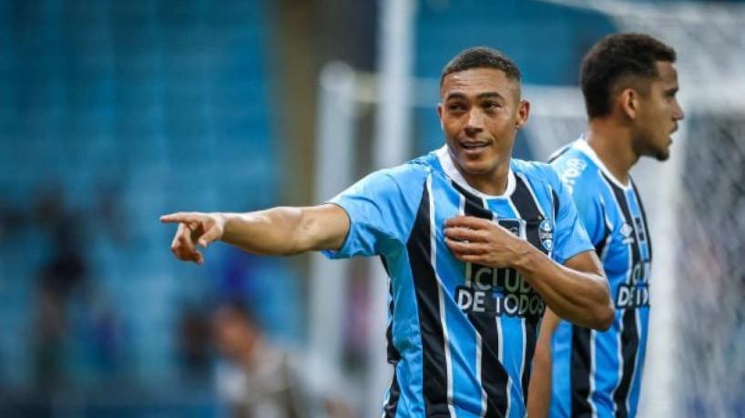 Grêmio corre para renovar com Carlos Vinícius, artilheiro sob a mira do Benfica