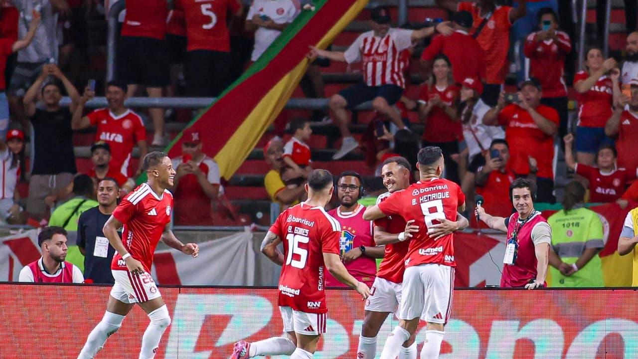 Internacional bate Chapecoense e sai do Z4 no Brasileirao