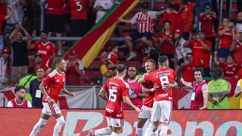 Internacional bate Chapecoense e sai do Z4 no Brasileirao