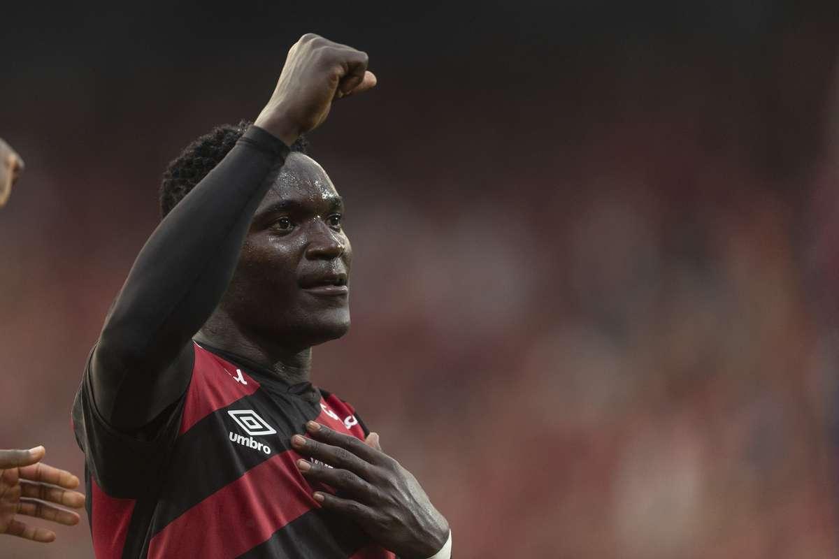 Kevin Viveros: os números do centroavante que faz o Athletico-PR sonhar com G4