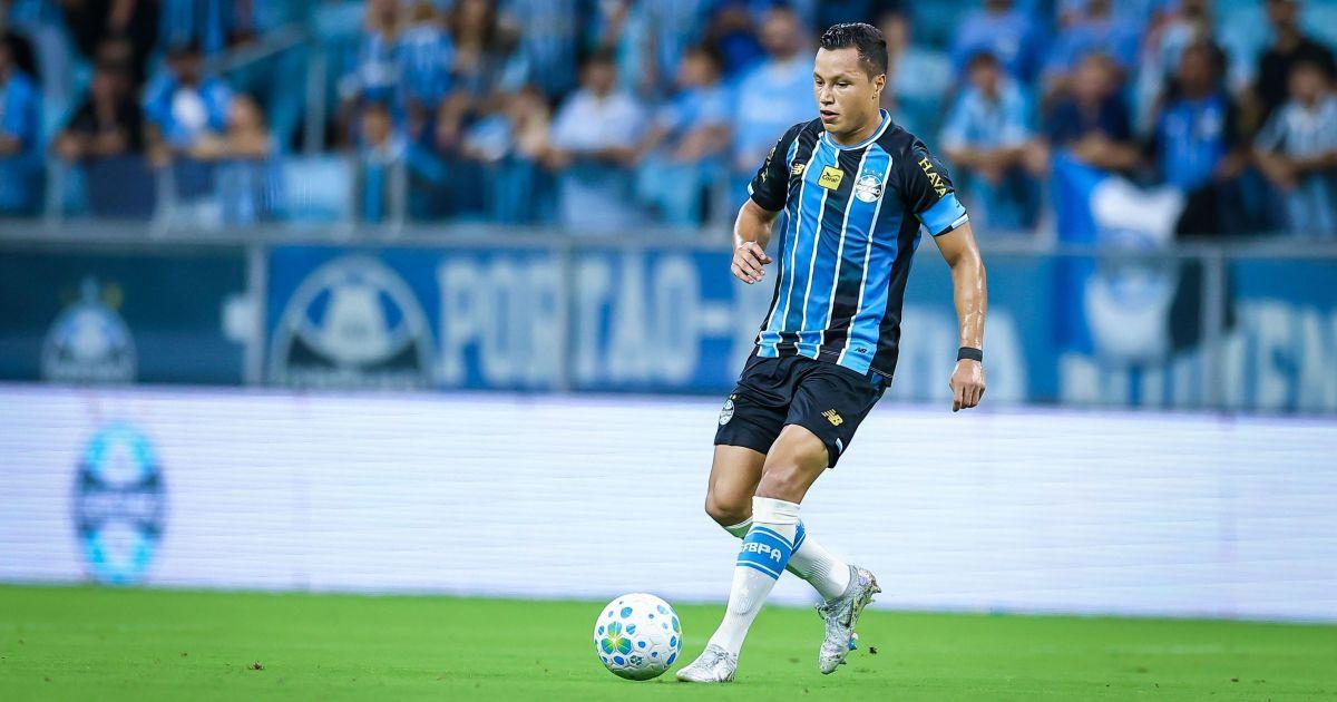Marlon fratura tornozelo, opera e desfalca o Grêmio por cinco meses