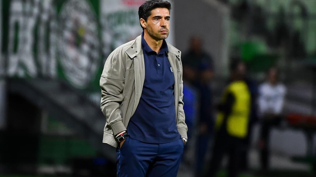 Conmebol investiga Abel Ferreira por dedo do meio a Flaco López