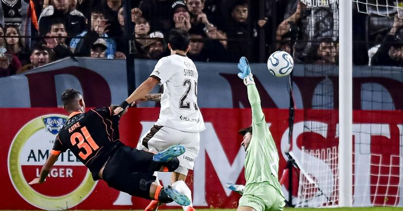 Diniz estreia com vitória: Corinthians bate Platense 2x0 na Libertadores