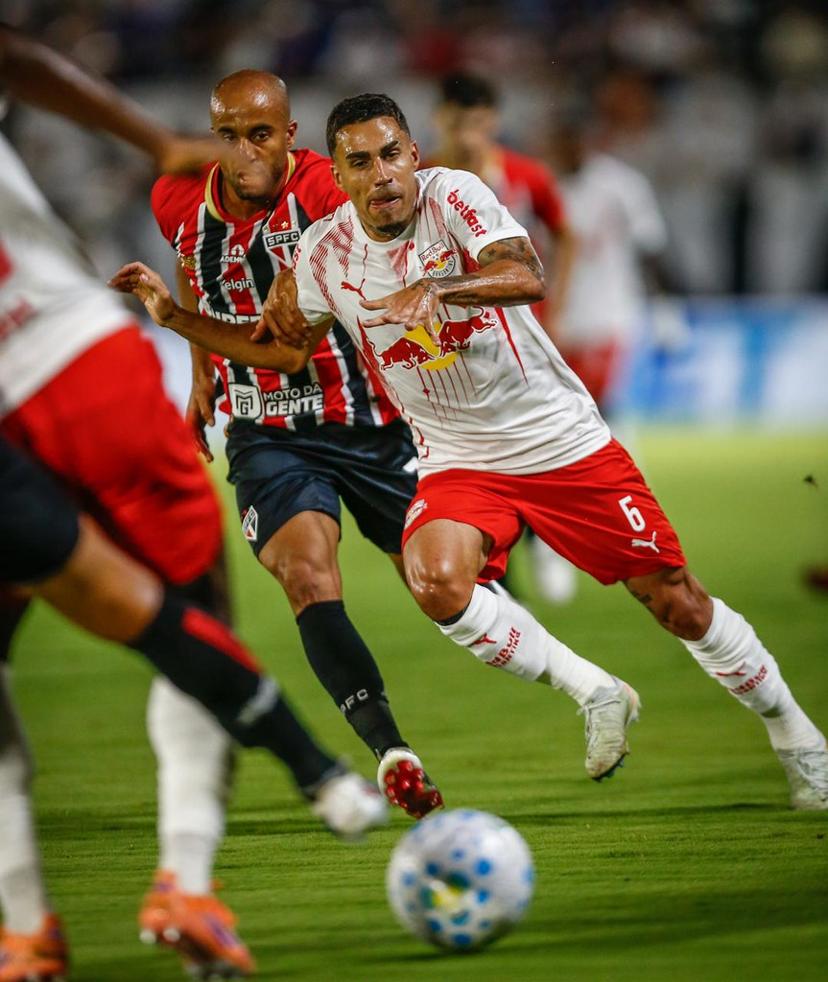 São Paulo vira sobre o Bragantino e segue líder do Brasileirão