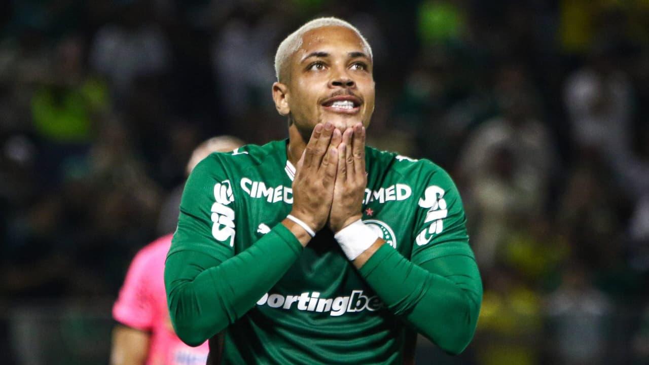 Vitor Roque sai de maca com nova lesão e volta a preocupar o Palmeiras