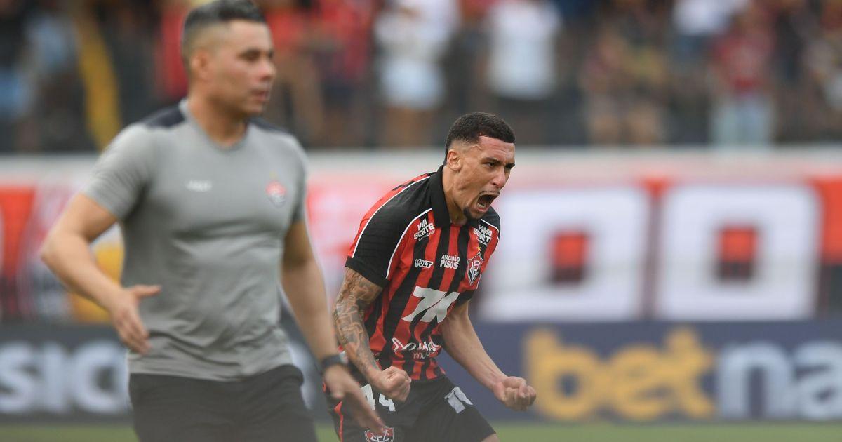 Vitória bate São Paulo no Barradão e sai da zona de rebaixamento